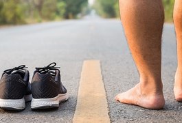 Correr descalço pode reduzir risco de lesão no joelho