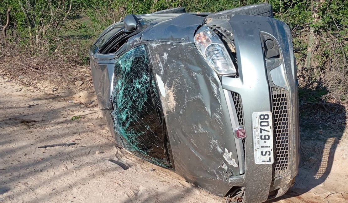 Veículo de passeio capota na zona rural de Pariconha; motorista não se fere