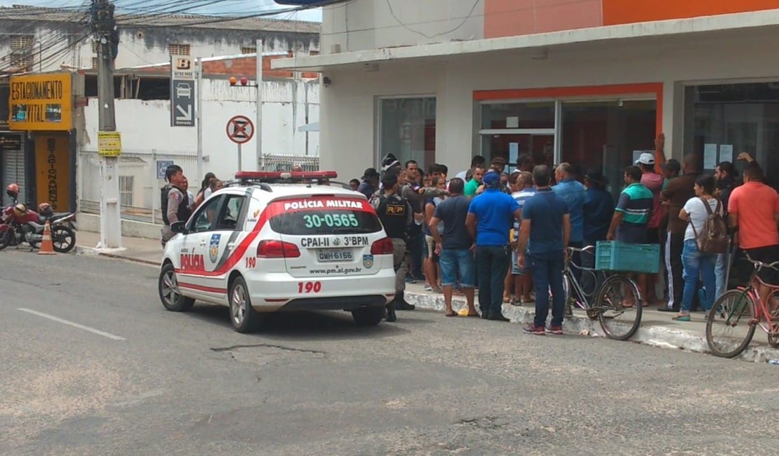 Vídeo. PM realiza fiscalização para evitar aglomeração em fila de banco em Arapiraca