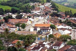 Mãe entrega filho e jovens que furtaram produtos de mercearia em Viçosa