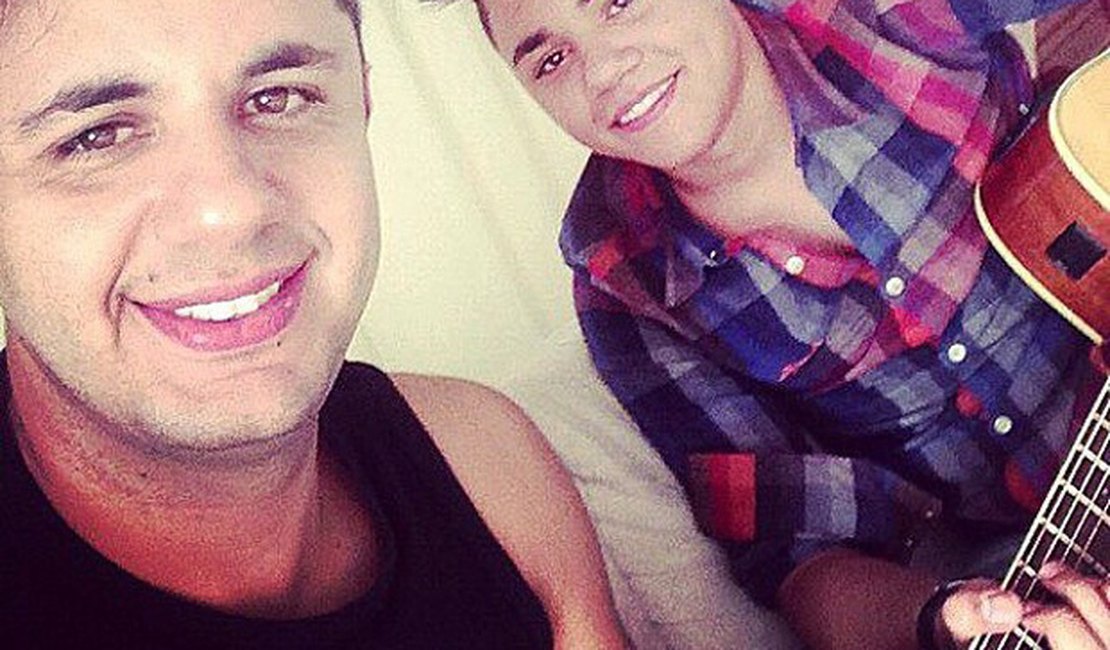 Felipe Araújo faz homenagem para Cristiano Araújo no Dia do Irmão