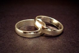 Homem reage mal a pedido de casamento em público