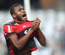 Com gols de Guerreiro e Cirino, Flamengo vence Coritiba e cola no G-4