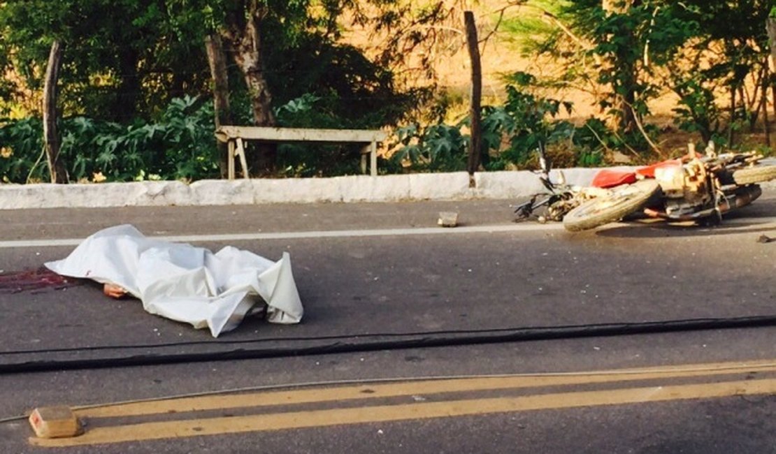 Criança morre após moto colidir com poste, em Santana do Ipanema