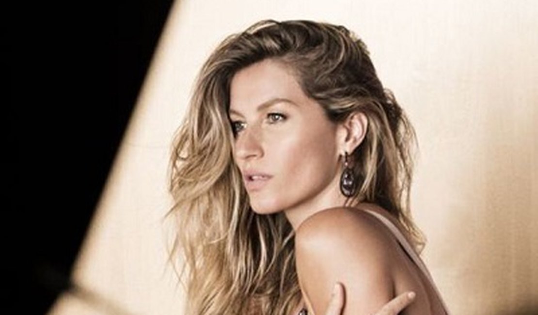 Gisele Bündchen posa sensual para famosa marca de joias