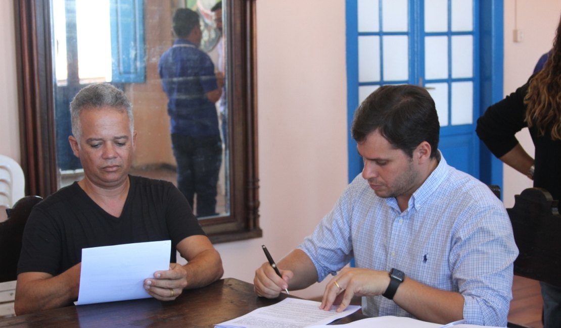 Prefeito e empresários assinam termo para reabertura de barracas da Praia do Francês