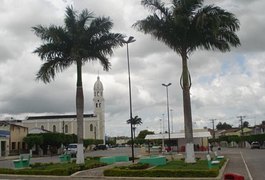 Moto bate em pedra e jovem é arremessado em cerca de arame farpado, em Junqueiro