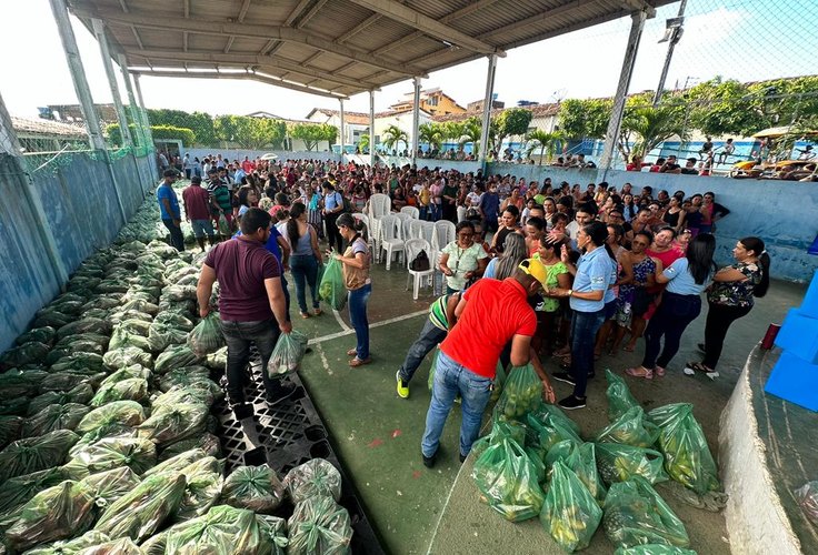 Mais de 700 moradores recebem alimentos da 3ª etapa do PAA Feira Grande﻿