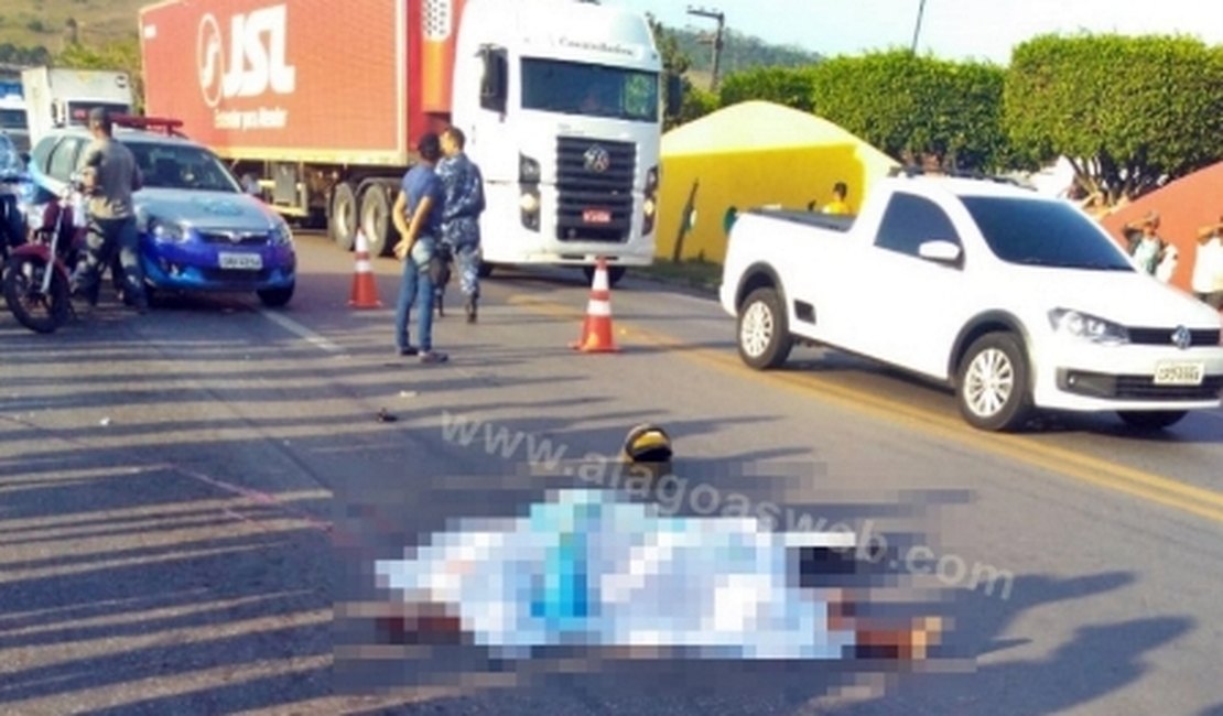 Colisão deixa uma pessoa morta e outra ferida na BR 101, em São Miguel dos Campos