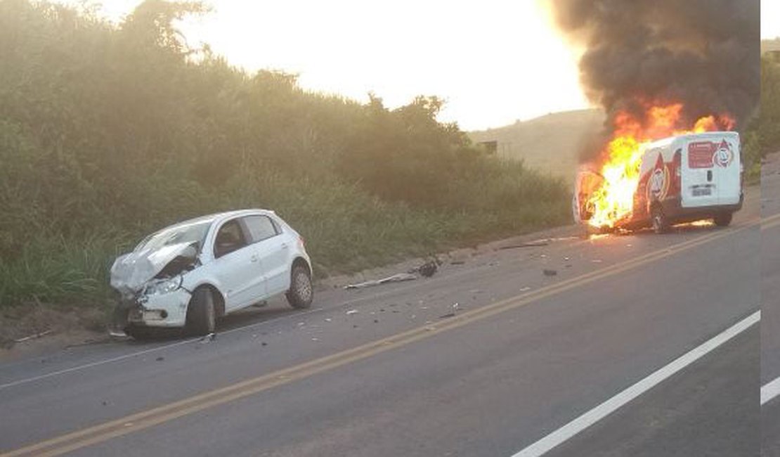Veículo pega fogo após colisão em trecho da BR-104, em Alagoas