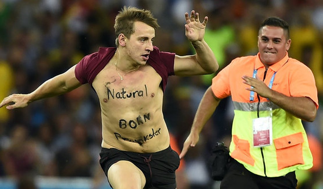 Torcedor invadiu o gramado do Maracanã. TV não mostrou