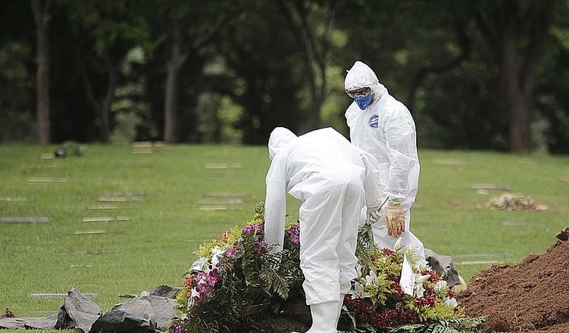 Brasil completa duas semanas como o país com mais mortes diárias por Covid no mundo