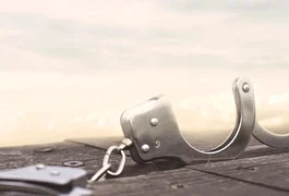 Mulher que matou marido com mais de 30 facadas ao ser ameaçada de morte ganha liberdade