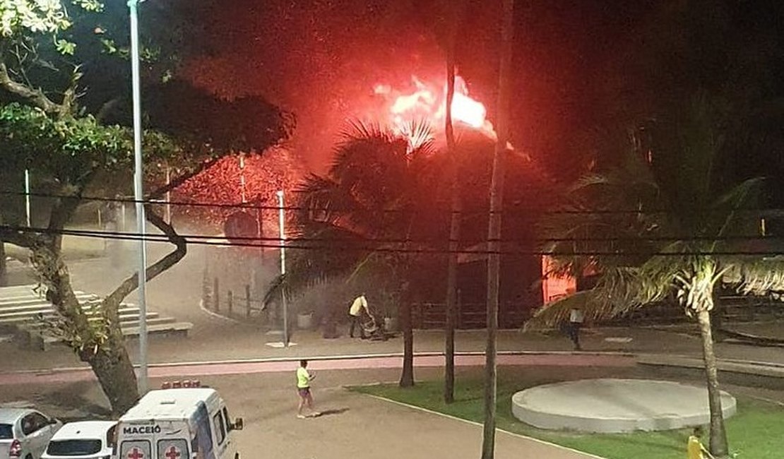Incêndio de grandes proporções destrói barraca no Posto 7, em Maceió