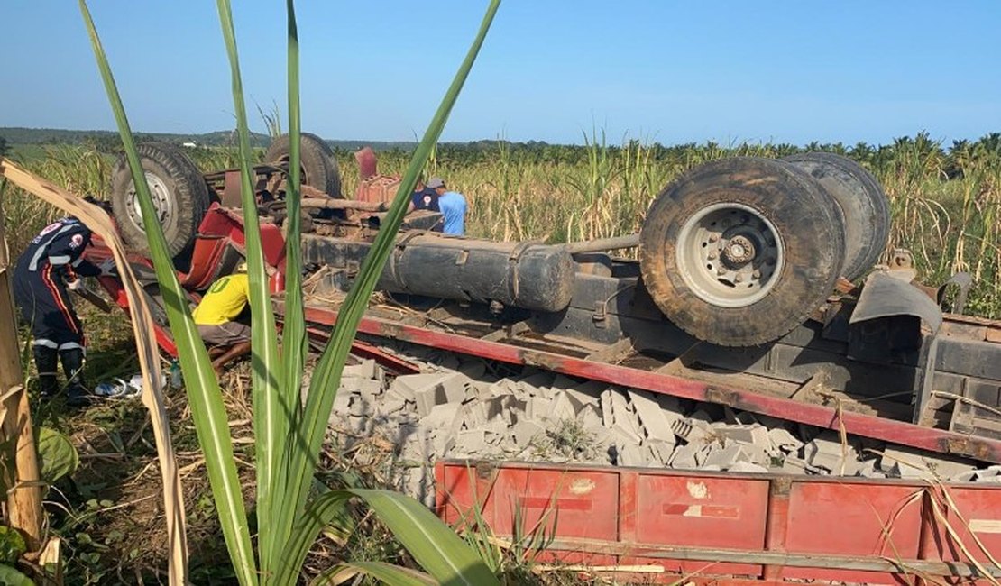 Dois homens morrem e um fica ferido após caminhão carregado com blocos de concreto capotar em Coruripe