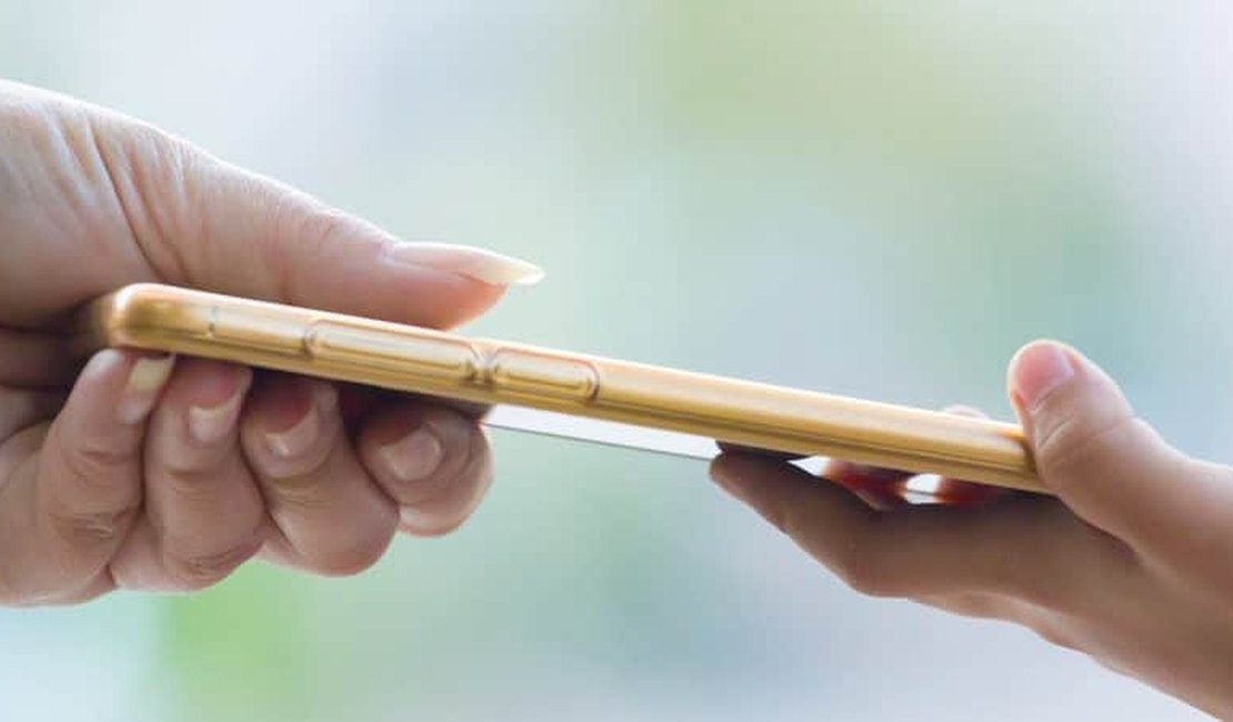 Homem rouba celular de senhora perto do Estádio Coaracy da Mata Fonseca