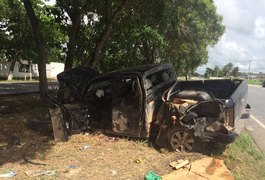 Motorista colide carro contra árvores ao desviar de pedestres em Rio Largo