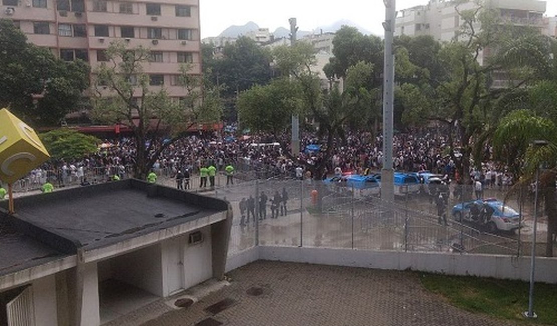 Após tumulto, torcedores são autorizados a entrar no Maracanã