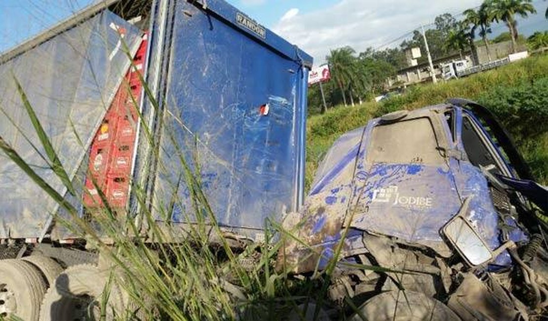 Acidente entre caminhão e carreta na BR-101 em Pernambuco