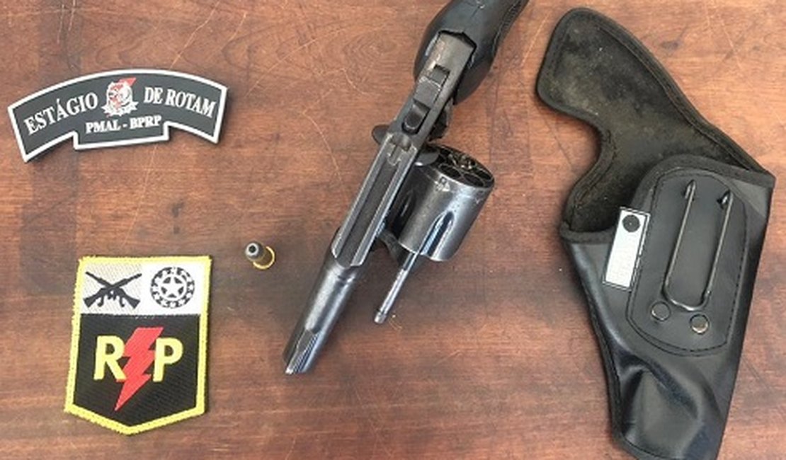 Após denúncia, polícia apreende arma, pássaros silvestres e prende suspeito em Arapiraca