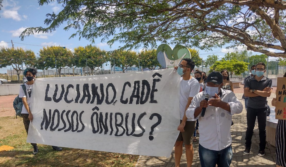 Vídeo. Sem transporte, estudantes do Ifal realizam protesto na Prefeitura de Arapiraca