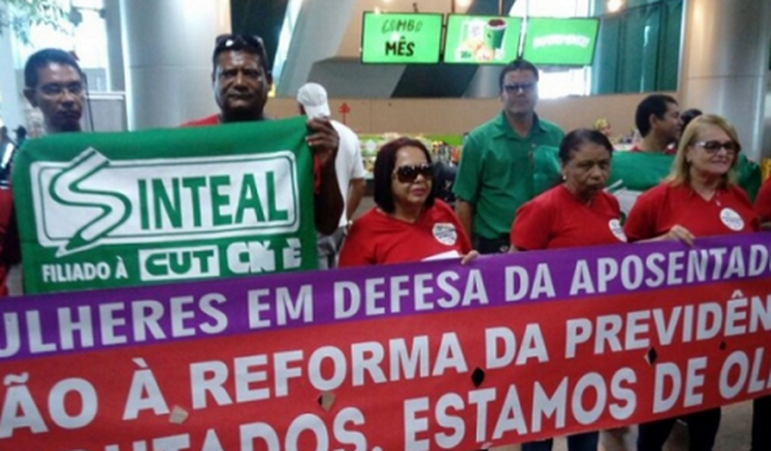 Servidores da Educação de Alagoas protestam contra propostas de reforma