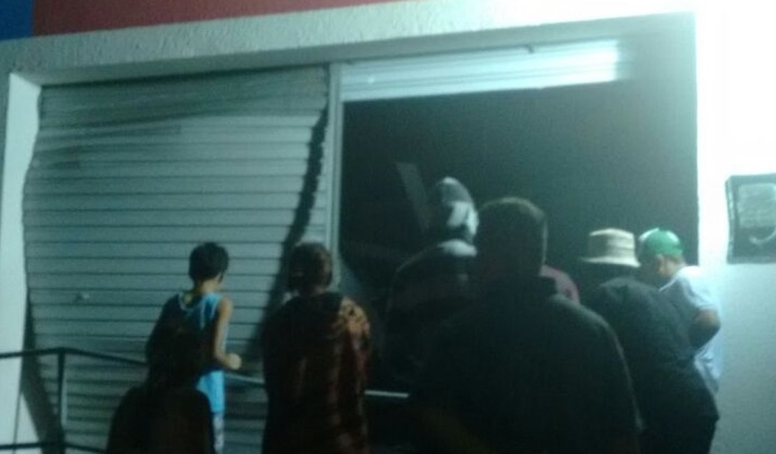 Bandidos explodem agência bancária no Sertão de AL