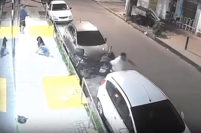 Dupla em motocicleta ataca grupo a tiros e foge gritando “CV” em Maceió