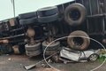 Caminhão tomba em cima de carro, e quatro homens morrem em rodovia