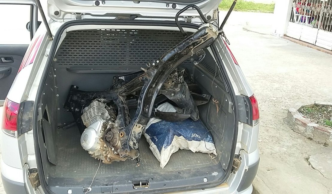 Polícia recupera moto roubada já desmontada na zona rural de Arapiraca