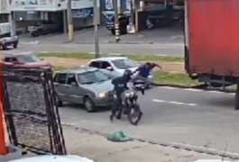 VÍDEO. Suspeito para no trânsito com moto roubada, leva voadora de homem que viu crime e é contido por moradores ao fugir a pé