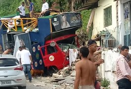 Vídeo. Trio elétrico de deputada falta freio, condutor perde o controle e invade residência durante carreata, em Maceió