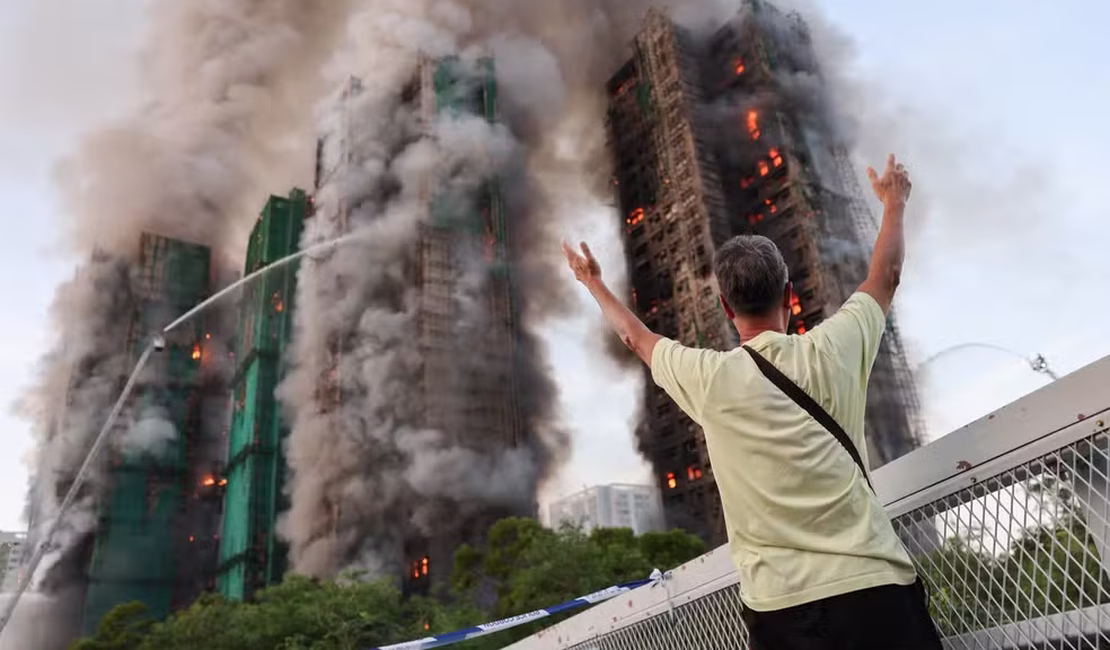 Incêndio atinge complexo de arranha-céus em Hong Kong e mata 44