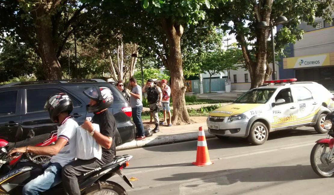 Motociclista avança sinal e colide em veículos em Arapiraca