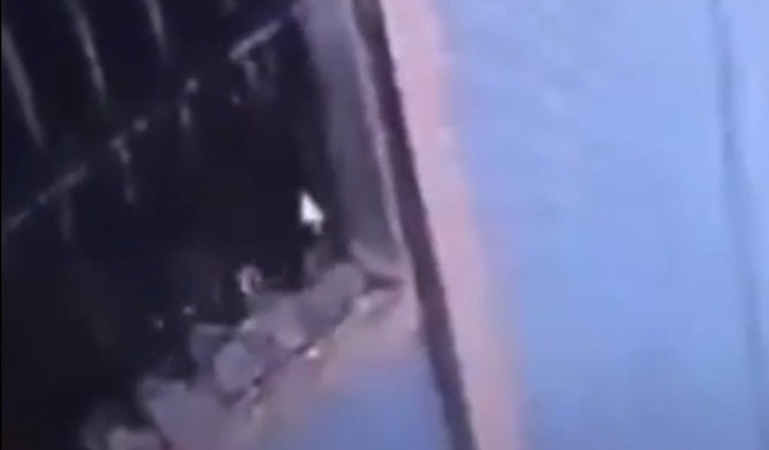 Câmera flagra detento serrando grade de cela para tentar fugir do presídio do Agreste; assista