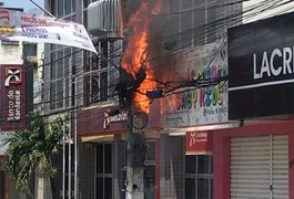 VÍDEO. Poste pega fogo no Centro da cidade de Arapiraca, nesta terça (22)