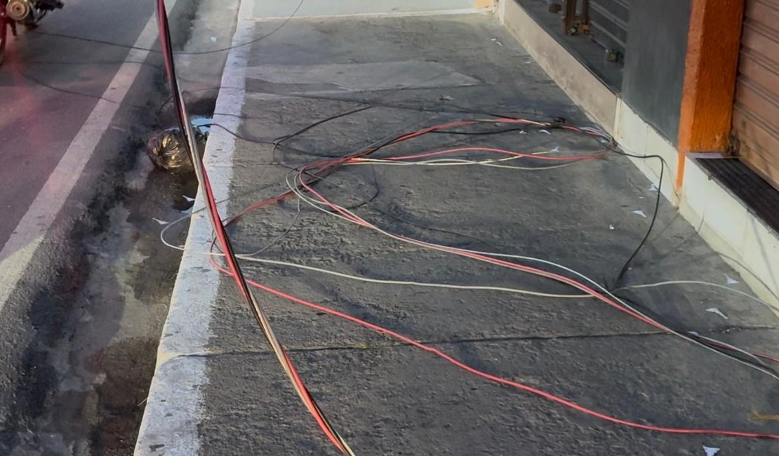 Caminhão-baú derruba fiações e deixa lojas sem energia elétrica no Centro de Arapiraca