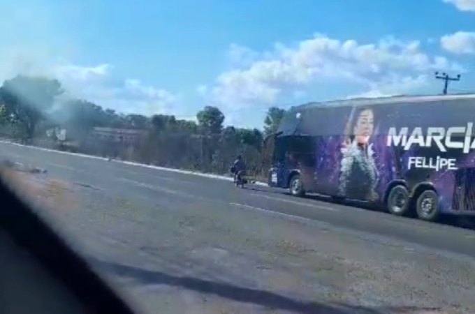 Vídeo. Motociclista que fazia manobras perigosas se envolve em acidente com ônibus da cantora Márcia Felipe