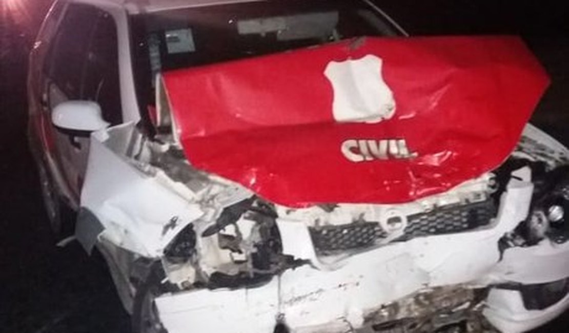 Viatura da Polícia Civil perde controle, invade contramão e colide com carro de passeio