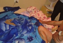 Mulher é encontrada estrangulada em casa e o marido amarrado ao lado