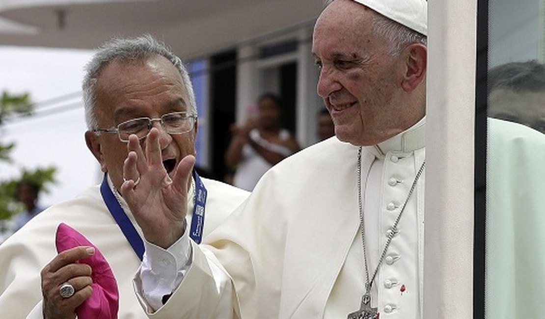 Papa Francisco fere rosto durante visita a Cartagena