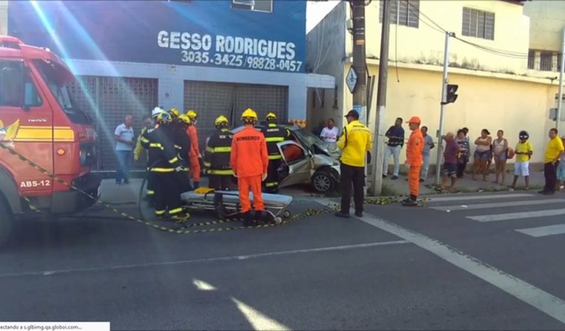 Homem fica preso ás ferragens após colidir veículo com poste em Maceió