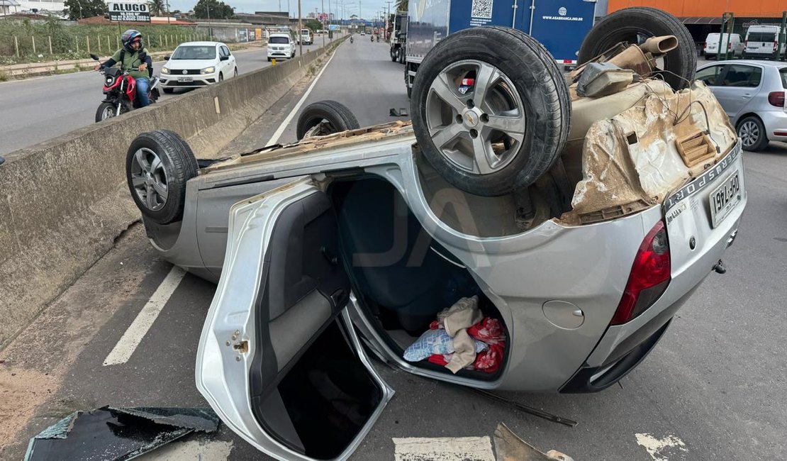 Capotamento é registrado na AL-110, em Arapiraca, e deixa três feridos