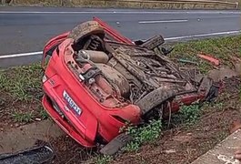 Veículo perde controle e capota na BR-101, próximo a Junqueiro