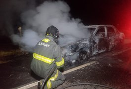 Carro de passeio pega fogo na AL 110, em Arapiraca