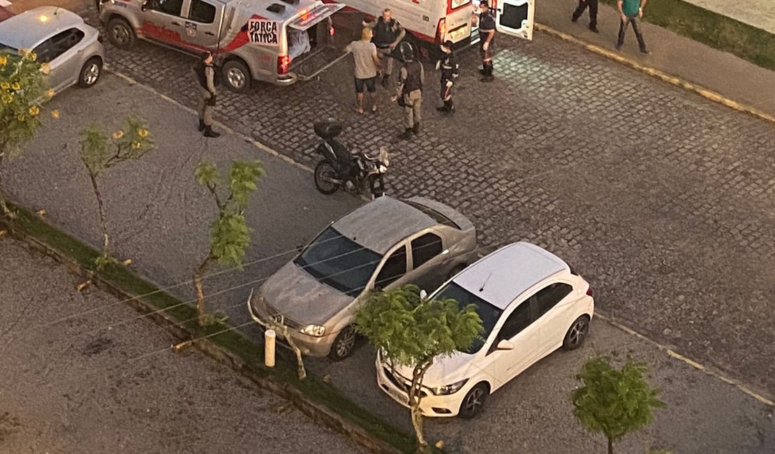 Em Maceió, criminoso morre e policial fica ferido em troca de tiros em condomínio durante operação