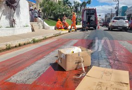 Óleo diesel em faixa de pedestres faz casal sofrer queda de moto no Centro de Arapiraca