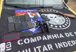 Polícia Militar cumpre mandado e apreende armas de fogo, munições e celulares em povoado de Arapiraca
