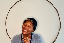 Mart'nália estuda até astrologia durante o isolamento e sente falta de abraços