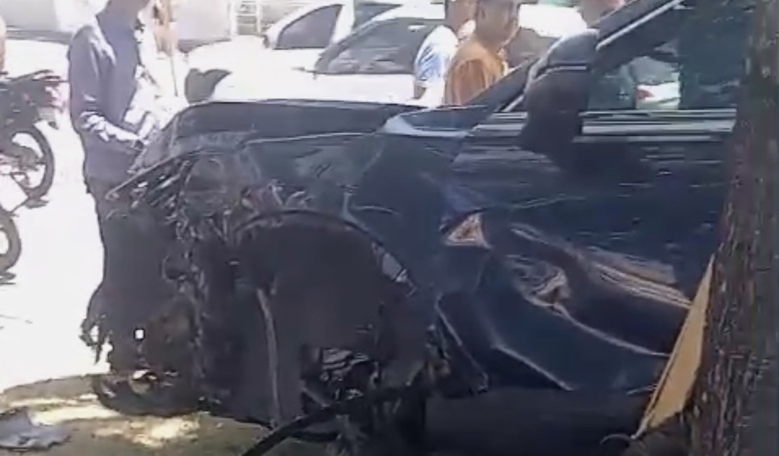 Carro capota após bater em árvore na Avenida Fernandes Lima, em Maceió